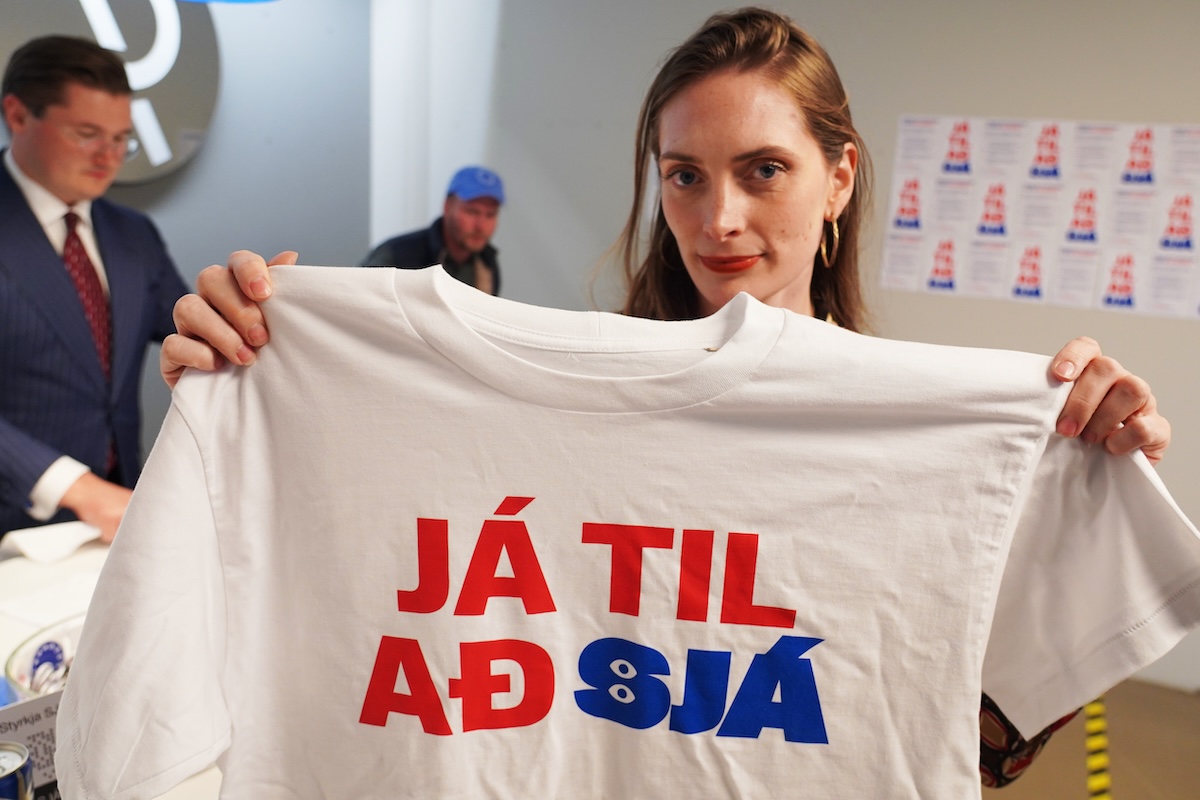 Una sostenitrice del Sì al referendum con una maglietta con una scritta a favore dei negoziati, il 7 agosto del 2026 (AP/James Brooks)