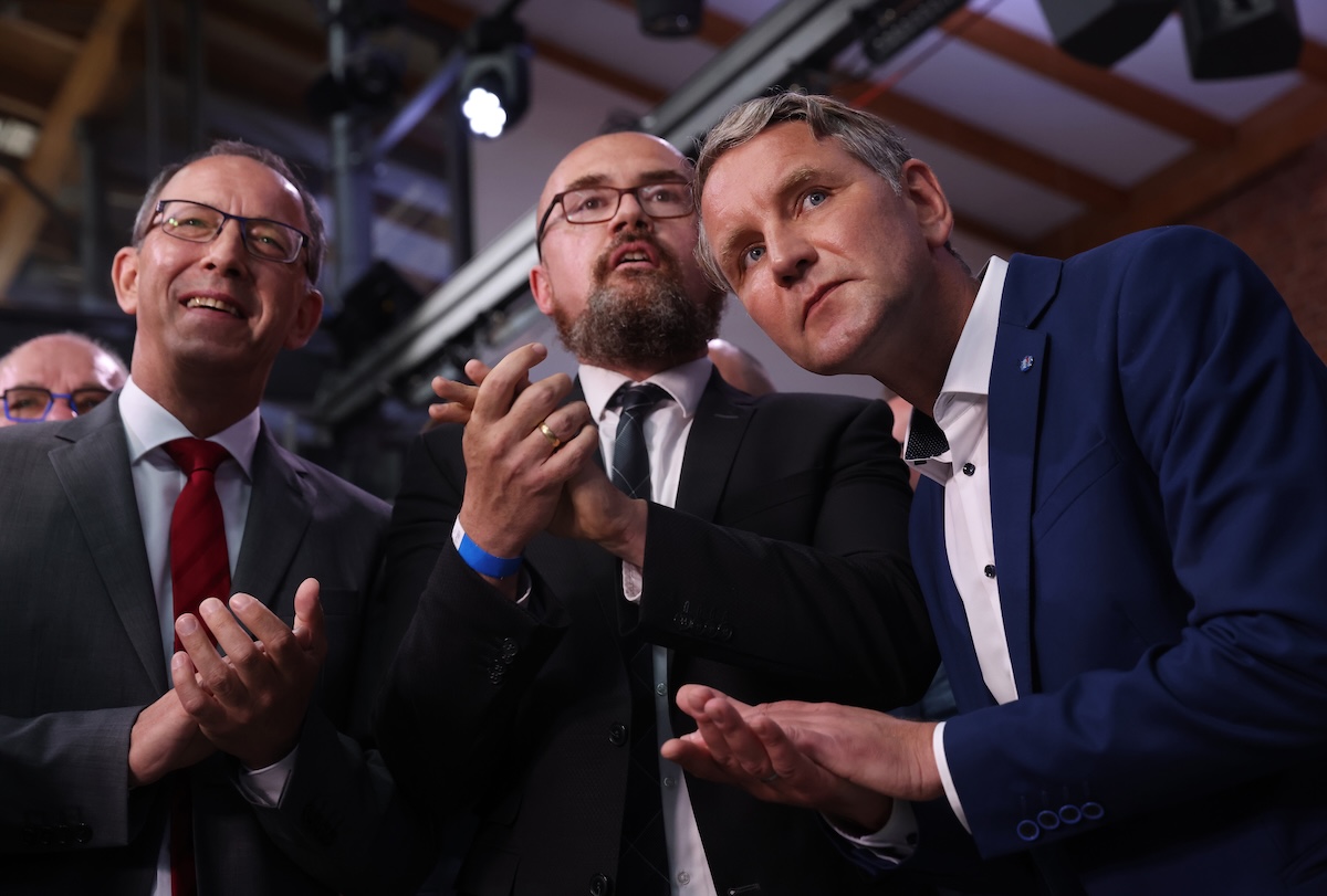 Hans-Thomas Tillschneider, al centro, con a Björn Höcke, a destra, assistono ai risultati delle elezioni statali precedenti, nel 2021