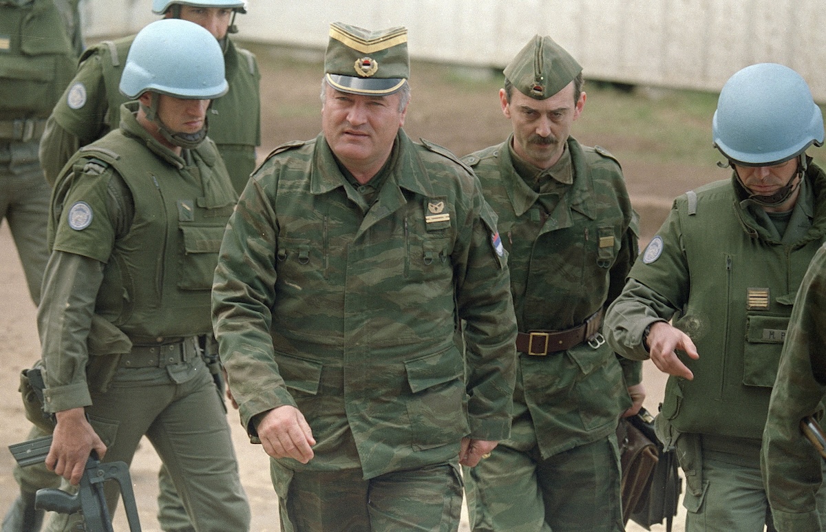 Leggi l'articolo: Come Mladić intimidiva i soldati dell’ONU a Srebrenica