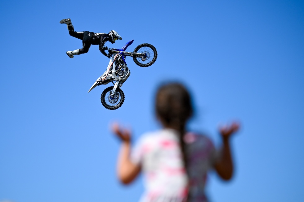 Una bambina guarda uno spettacolo di motocross freestyle alla fiera della Melplash Agricultural Society (Finnbarr Webster/Getty Images)