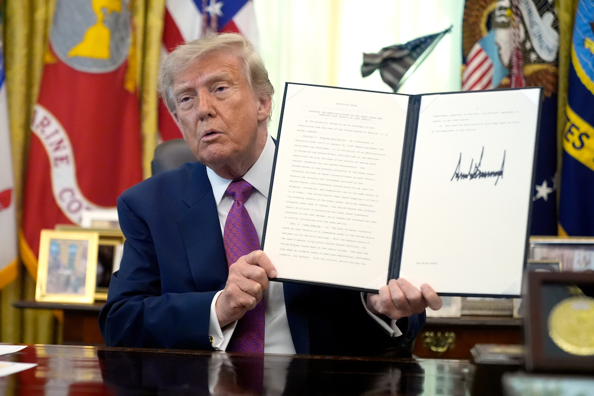 Donald Trump ha firmato un ordine esecutivo perché negli Stati Uniti il Lago Ontario sia chiamato “Lago America”