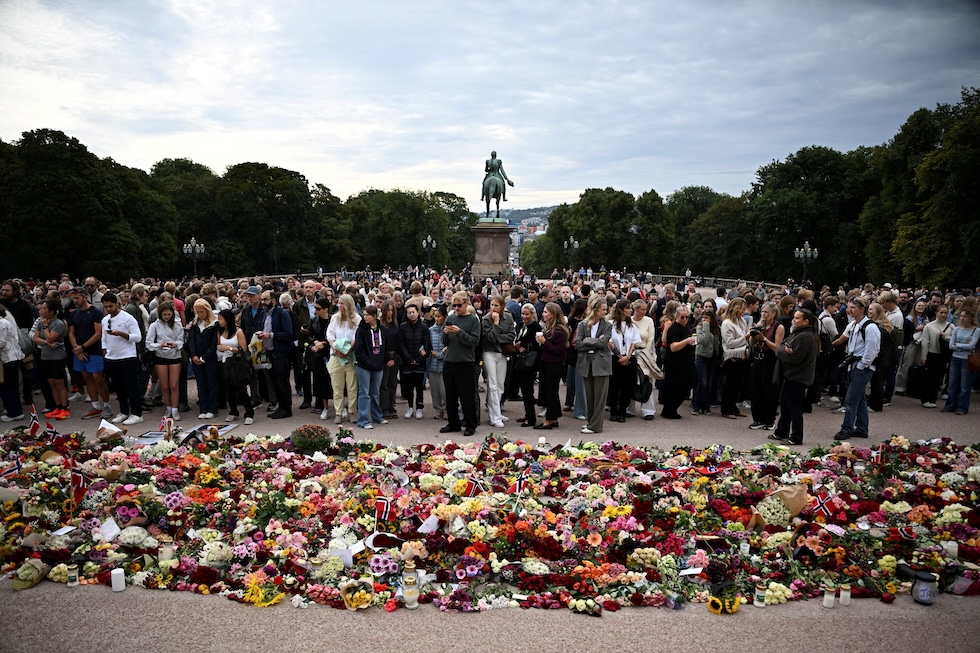 Persone fuori dal palazzo reale per rendere omaggio al re di Norvegia Harald V, morto a 89 anni dopo 35 anni di regno. Dal 17 agosto era ricoverato in ospedale per curare una rara malattia del sangue, l’anemia emolitica (REUTERS/Dylan Martinez)