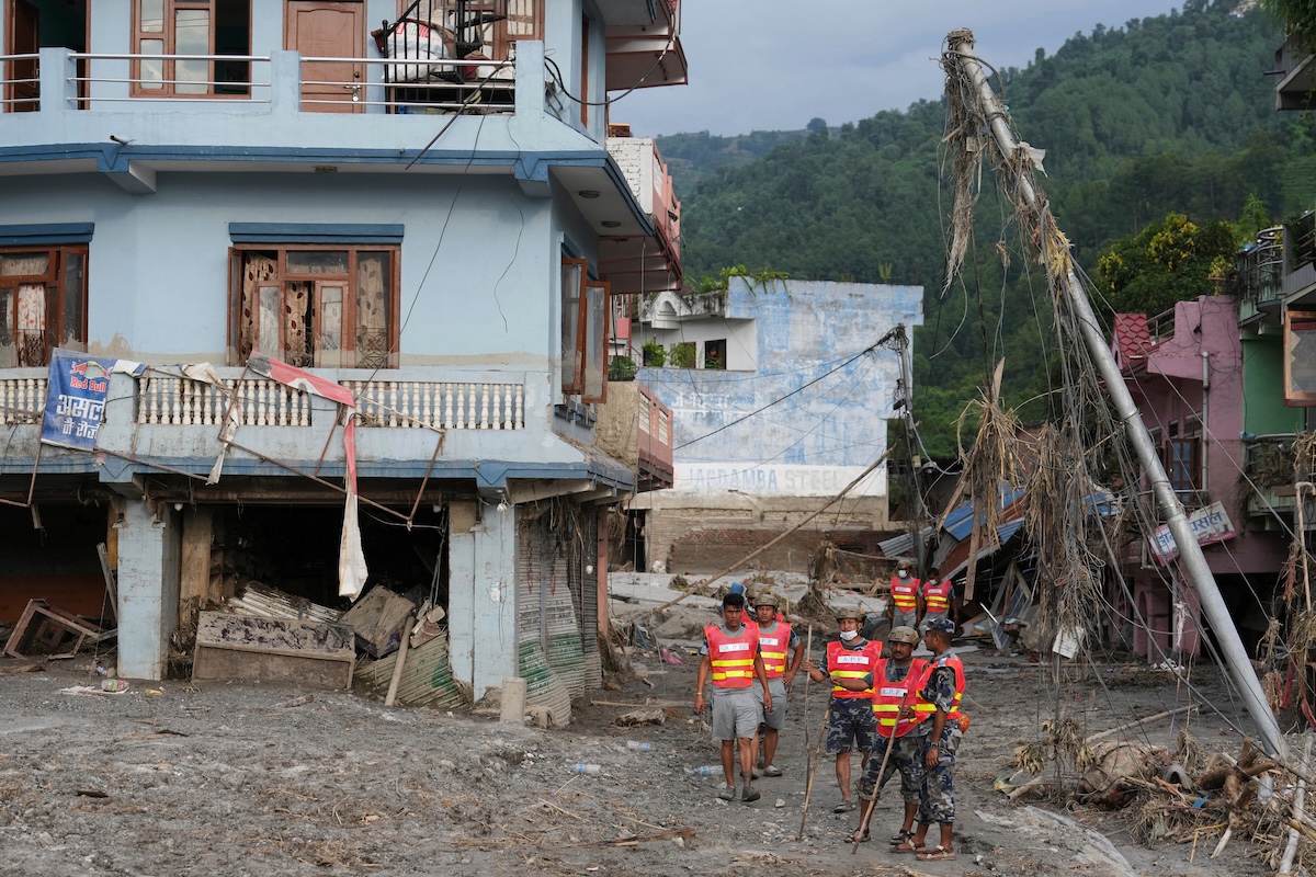 Soccorritori nella zona colpita dall'esondazione, il 28 agosto