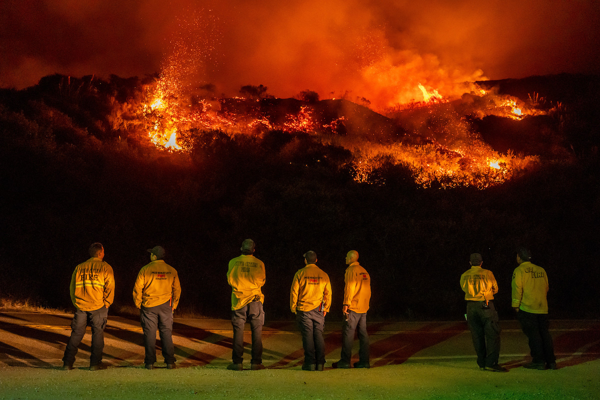 Dei vigili del fuoco guardano il grosso incendio Plaskett Fire (AP Photo/Ethan Swope)