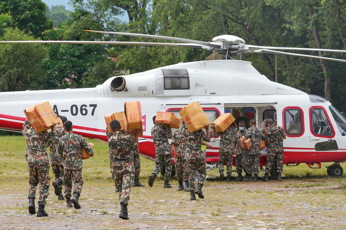 L'esercito nepalese carica aiuti su un elicottero, il 29 agosto