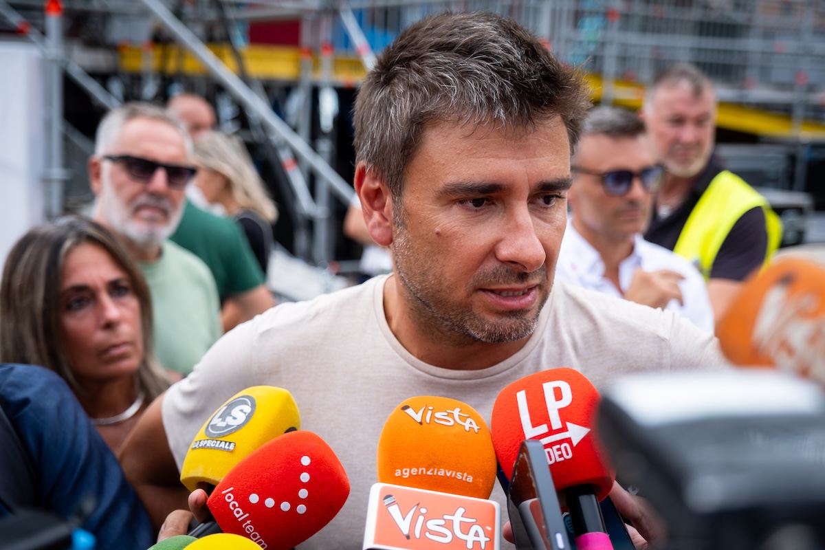 Alessandro Di Battista, ex esponente del Movimento 5 Stelle, è stato ricoverato a Cuba dopo un malore