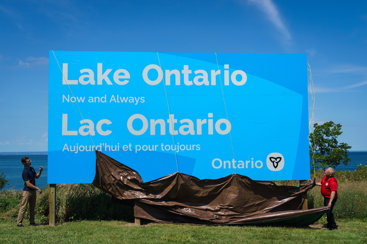 Leggi l'articolo: Il grande cartello “Lago Ontario, ora e sempre” installato vicino al Lago Ontario