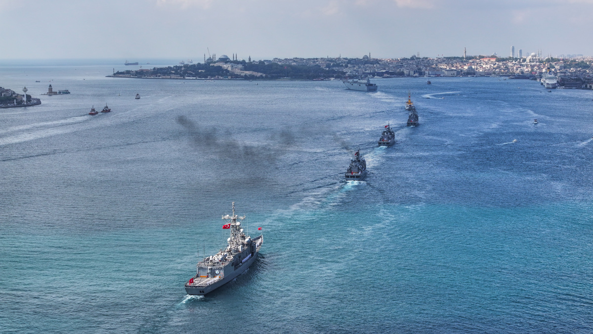 Uno schieramento di navi della marina militare turca nel canale del Bosforo per la Festa della vittoria che celebra l'anniversario della vittoria nella battaglia di Dumlupınar il 30 agosto del 1922 (Hakan Akgun/Anadolu via Getty Images)