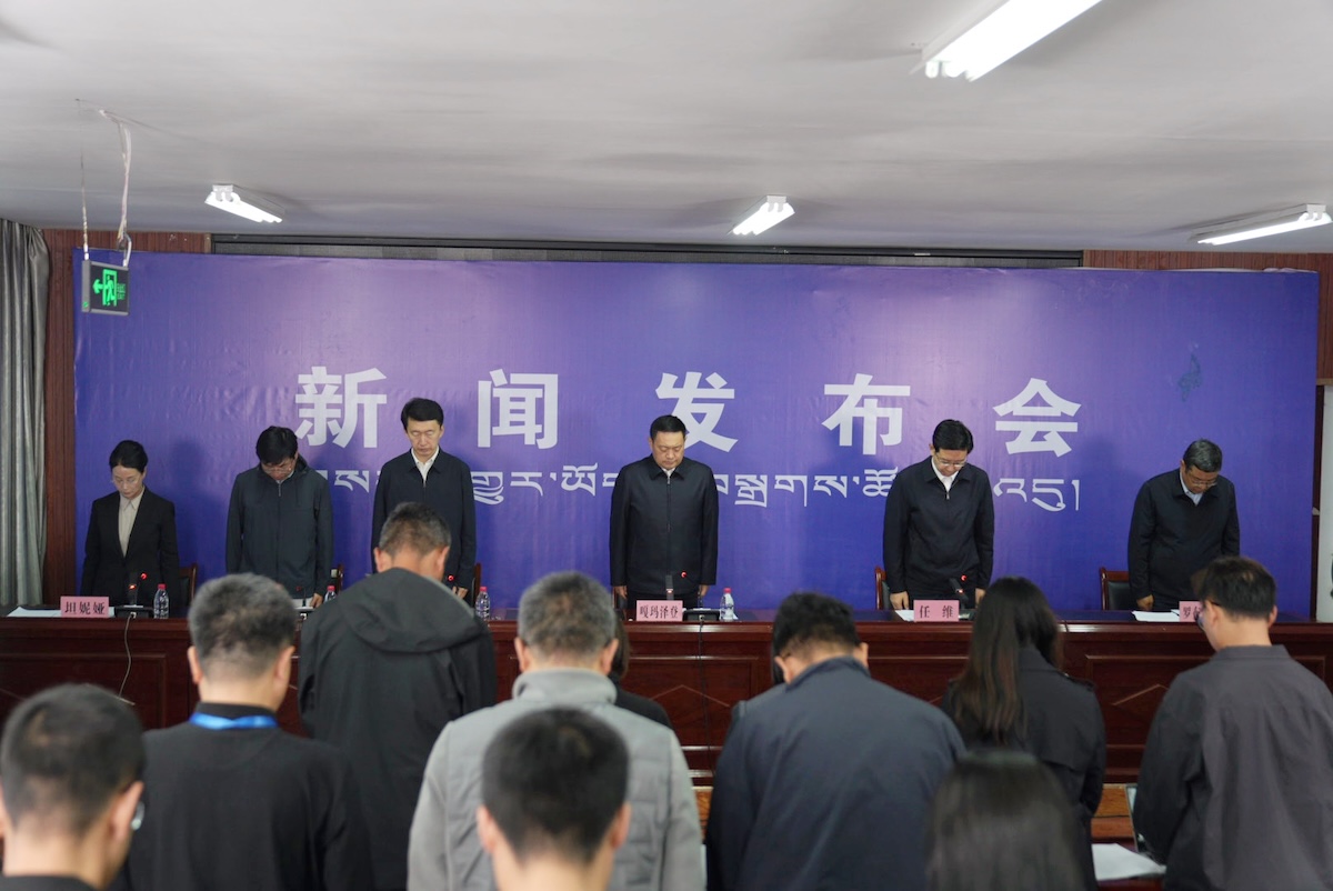 Un momento di cordoglio durante una conferenza stampa del governo regionale del Tibet, il 30 agosto