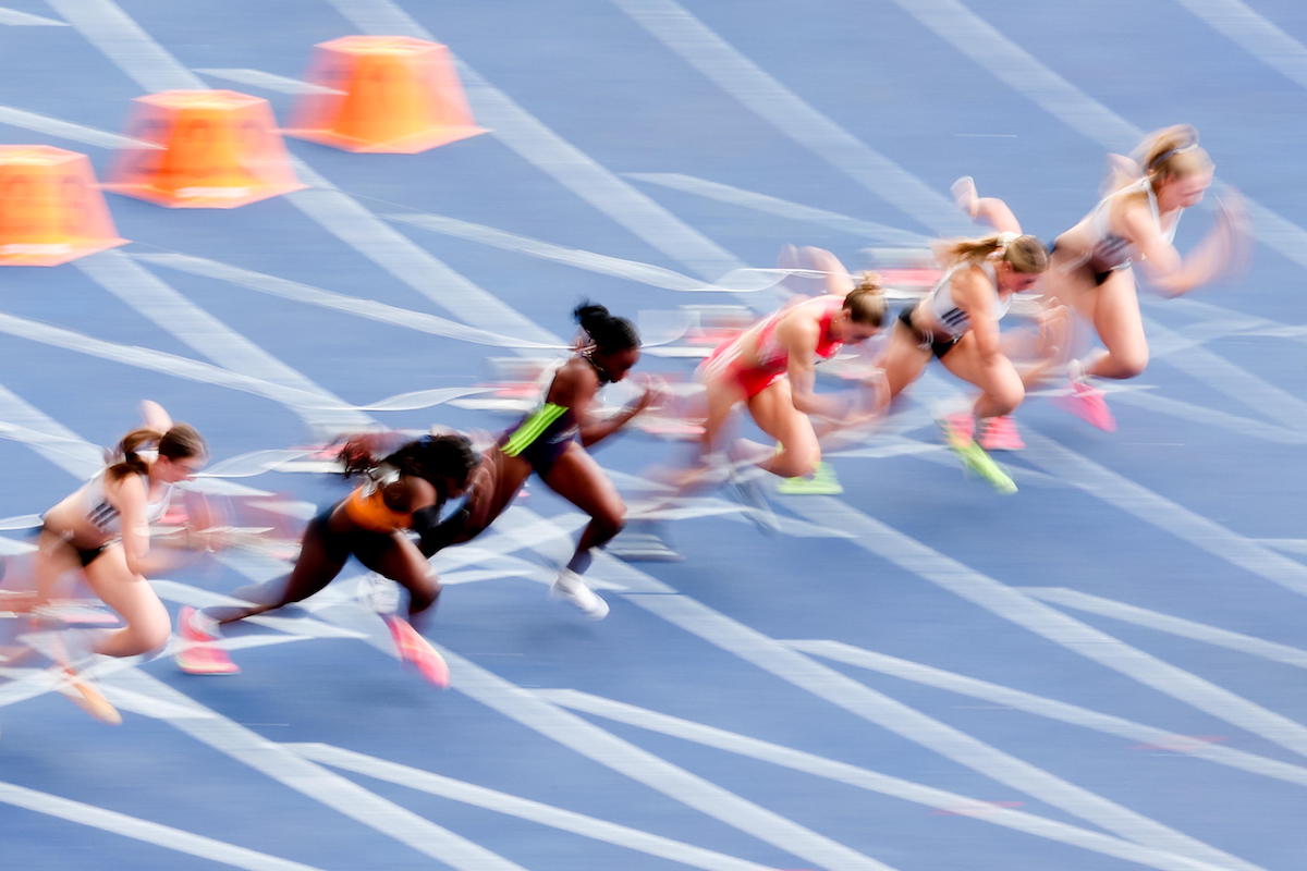 Atlete corrono i 100 metri all'ISTAF Athletics Meeting (EPA/FILIP SINGER)
