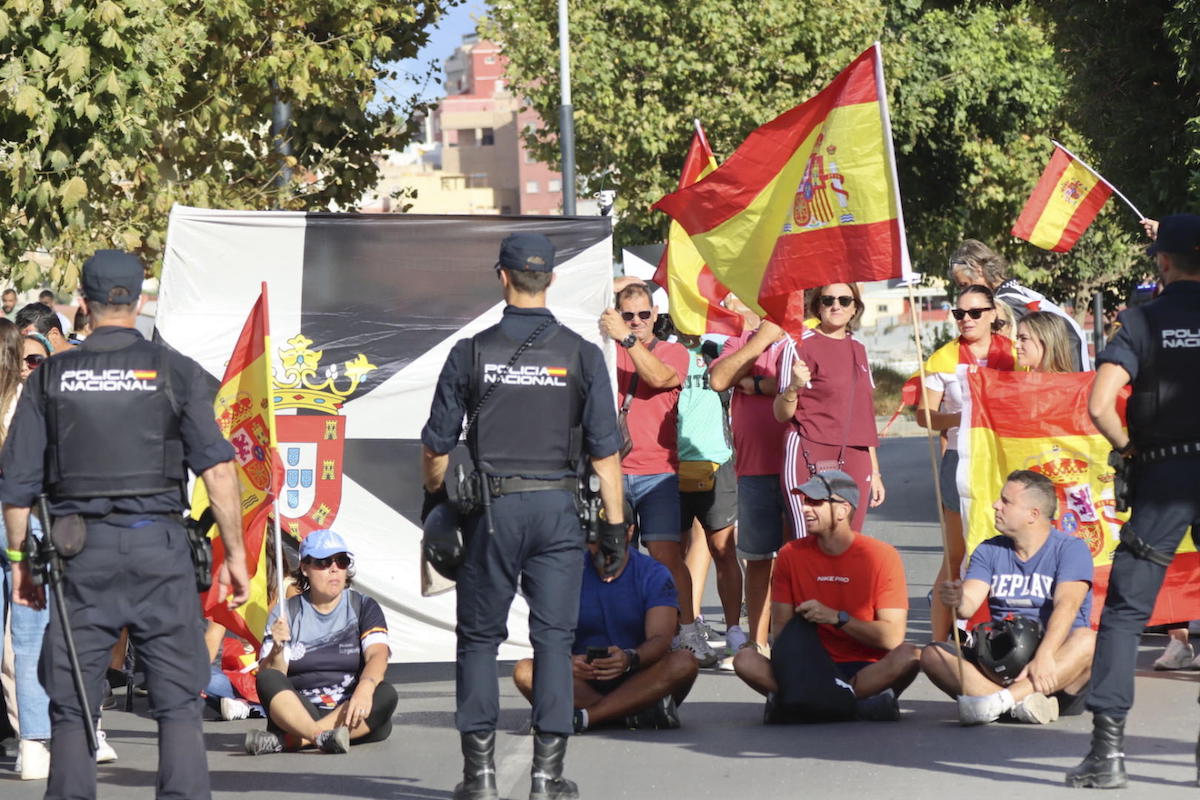 Manifestazioni a Ceuta contro il governo e i migranti, 27 agosto 2026 (EPA/REDUAN)