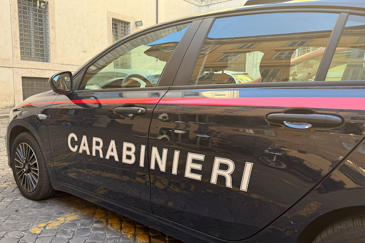 Una famiglia di tre persone è stata trovata morta in casa a Roma: tra le ipotesi c’è quella di un omicidio con suicidio