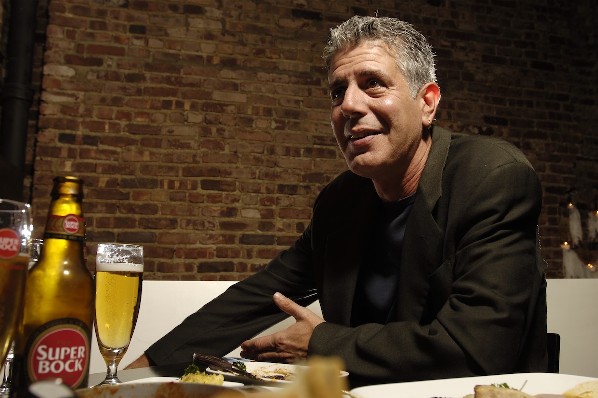 Anthony Bourdain davanti a una birra in un ristorante