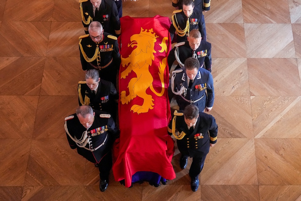 La bara del re Harald di Norvegia, al palazzo reale, mentre viene trasferita nella cappella dove le persone potranno rendergli omaggio e dove rimarrà fino al funerale, il 9 settembre (NTB/Javad Parsa/via REUTERS)
