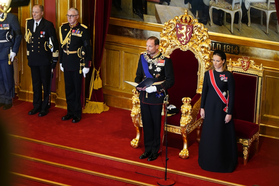 Haakon VIII, nuovo re di Norvegia dopo la morte del padre, il re Harald V, durante il giuramento sulla Costituzione norvegese davanti allo Storting, il parlamento del paese. Vicino a lui c'è sua figlia, la principessa ereditaria Ingrid Alexandra (Hakon Mosvold Larsen/Pool Photo via AP)