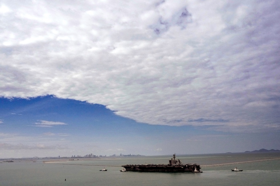 La portaerei della marina statunitense USS Abraham Lincoln, di rientro dalle operazioni in Medio Oriente, arriva nel porto della città per una sosta, dopo nove mesi in mare (AP Photo/Sakchai Lalit)