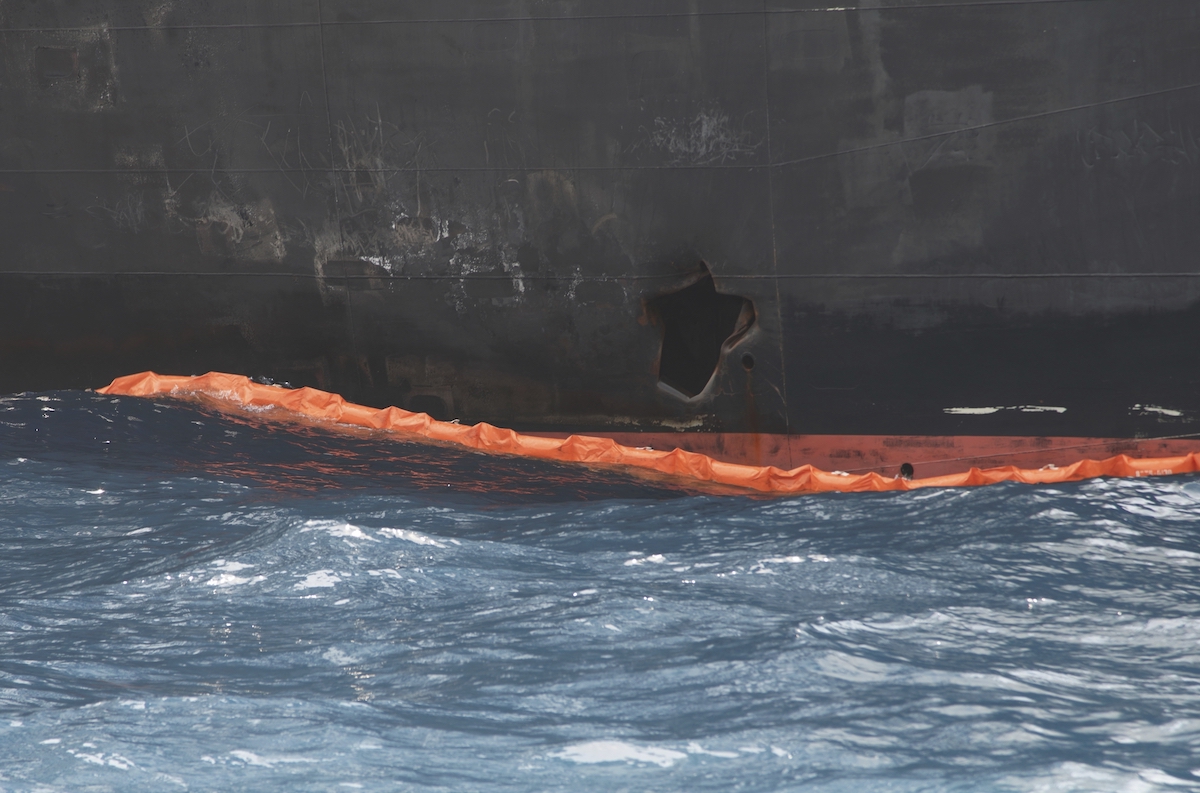 Una petroliera danneggiata da una mina nel goldo Persico in un precedente incidente, nel 2019 (AP Photo/Fay Abuelgasim)