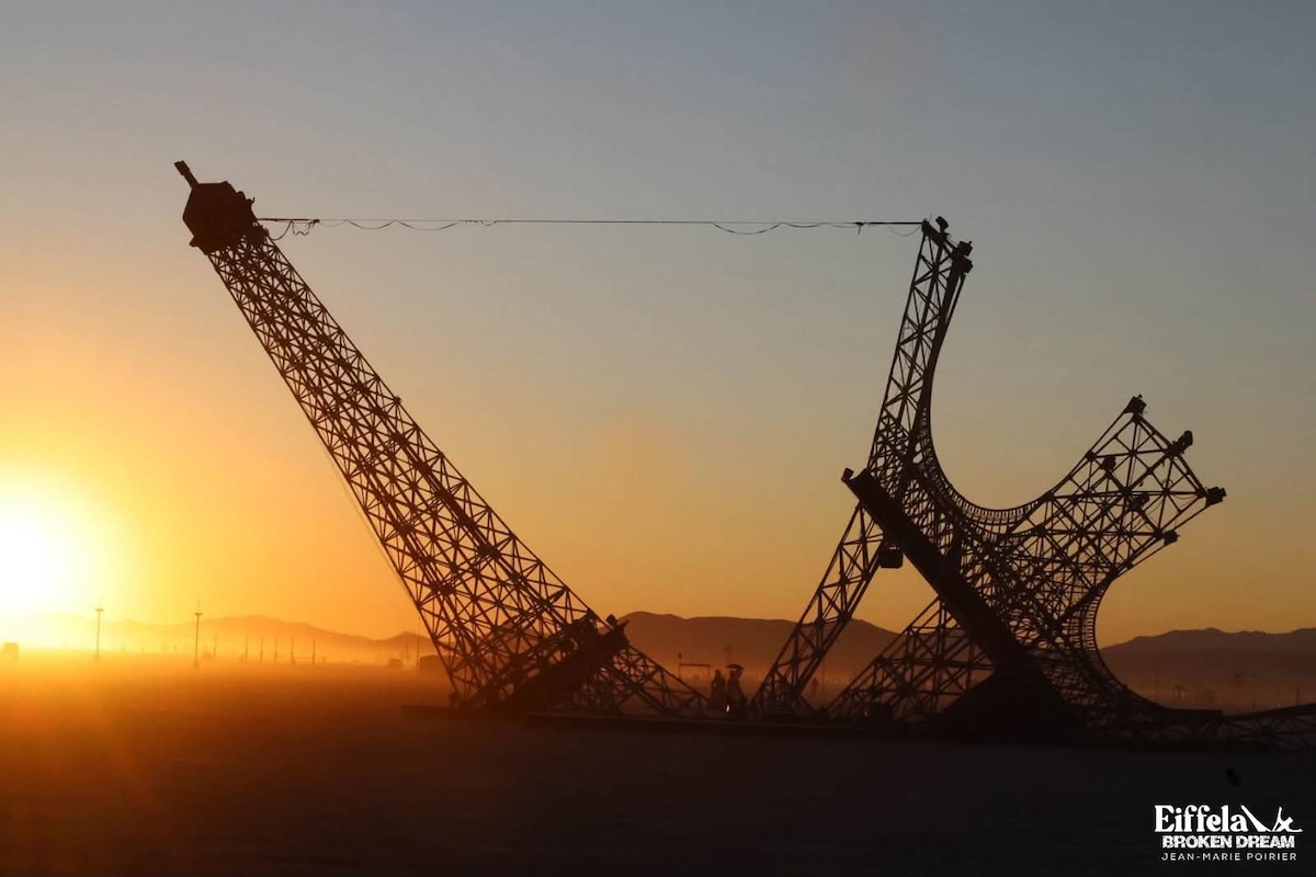 Leggi l'articolo: Una Torre Eiffel spezzata nel mezzo del deserto del Nevada, per il Burning Man