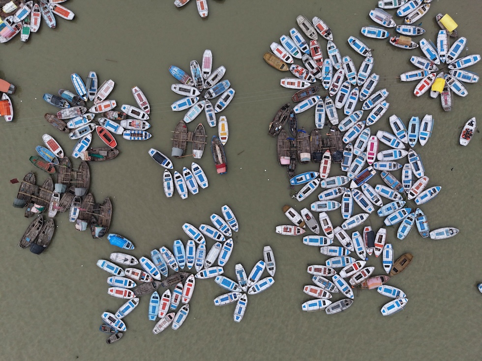 Barche nell’area del Sangam, inondata dalle acque dei fiumi Gange e Yamuna in piena (Prabhat Kumar Verma/ZUMA via Ansa)
