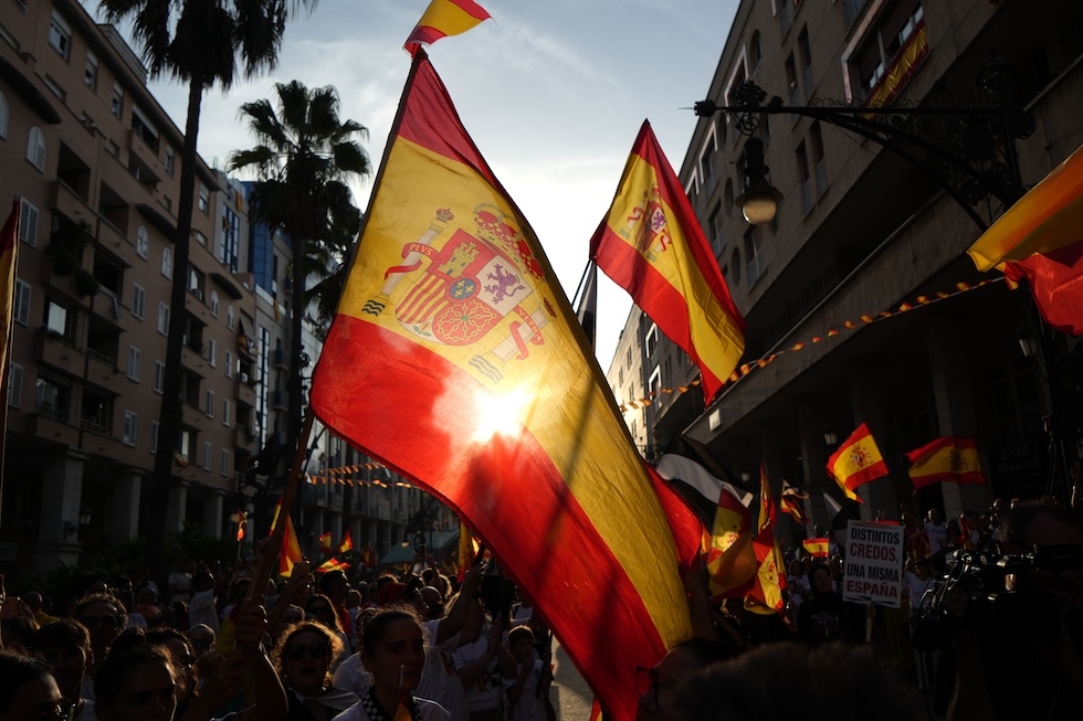 Manifestanti in corteo nell'exclave spagnola in Marocco per il Giorno di Ceuta (AP Photo/Francis González)
