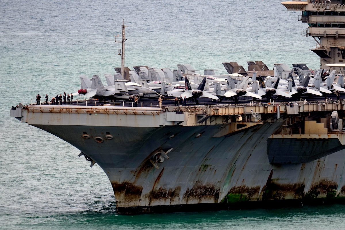 La portaerei USS Lincoln è attraccata a Pattaya, in Thailandia, dopo quasi nove mesi in Medio Oriente