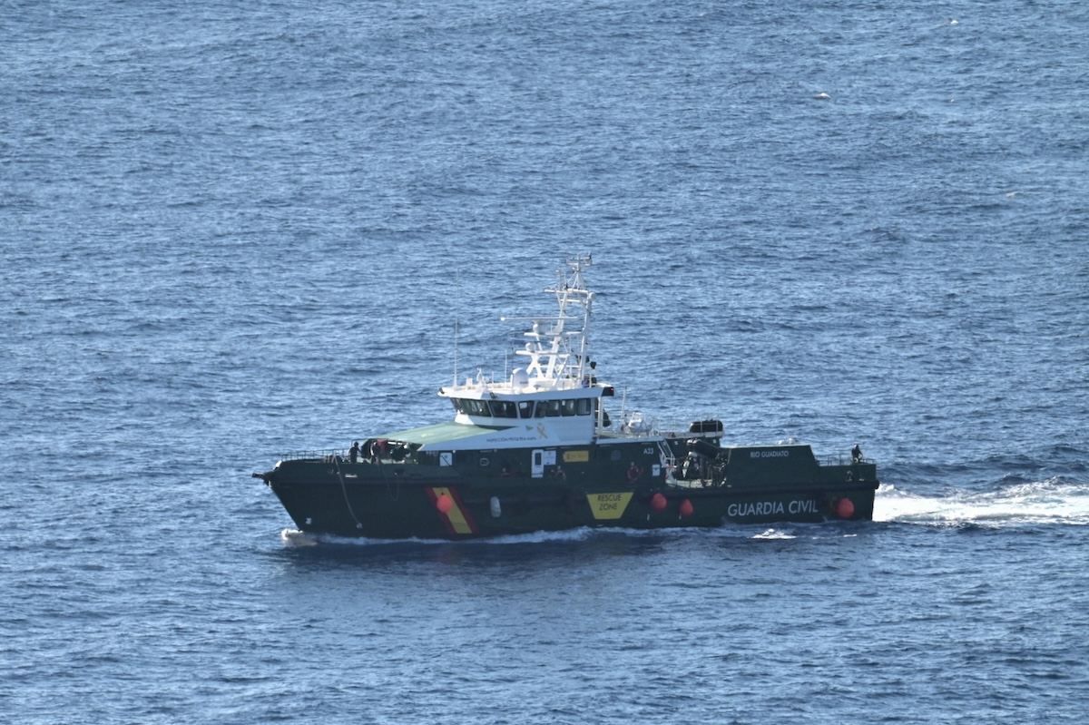 Al largo delle Canarie è stata soccorsa una barca in mare da 27 giorni: a bordo c’erano più di 80 persone migranti morte