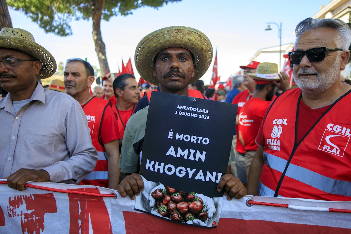 La manifestazione organizzata dalla Cgil per le strade di Amendolara marina dopo l'omicidio di 4 braccianti, tre afghani e un pachistano, 6 giugno 2026 (ANSA/Francesco Arena)