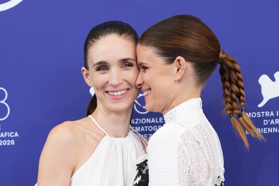 Le attrici Rooney e Kate Mara, che sono sorelle, al photo call di Bucking Fastard alla Mostra del cinema di Venezia (Scott A Garfitt/Invision/AP)