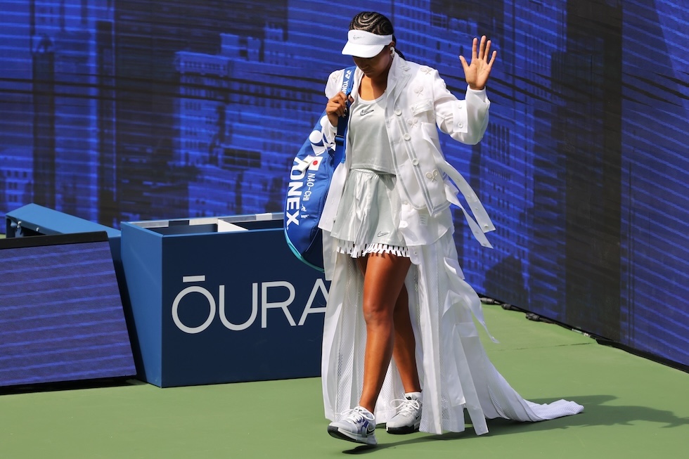 La tennista Naomi Osaka arriva in campo per la partita degli US Open contro Katerina Siniakova (AP Photo/Andres Kudacki)
