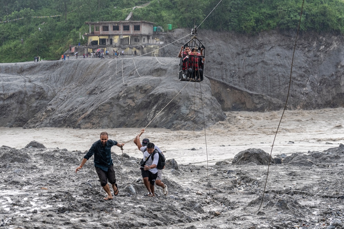 Due lavoratori sono stati estratti vivi da un tunnel in Nepal, nove giorni dopo l’esondazione