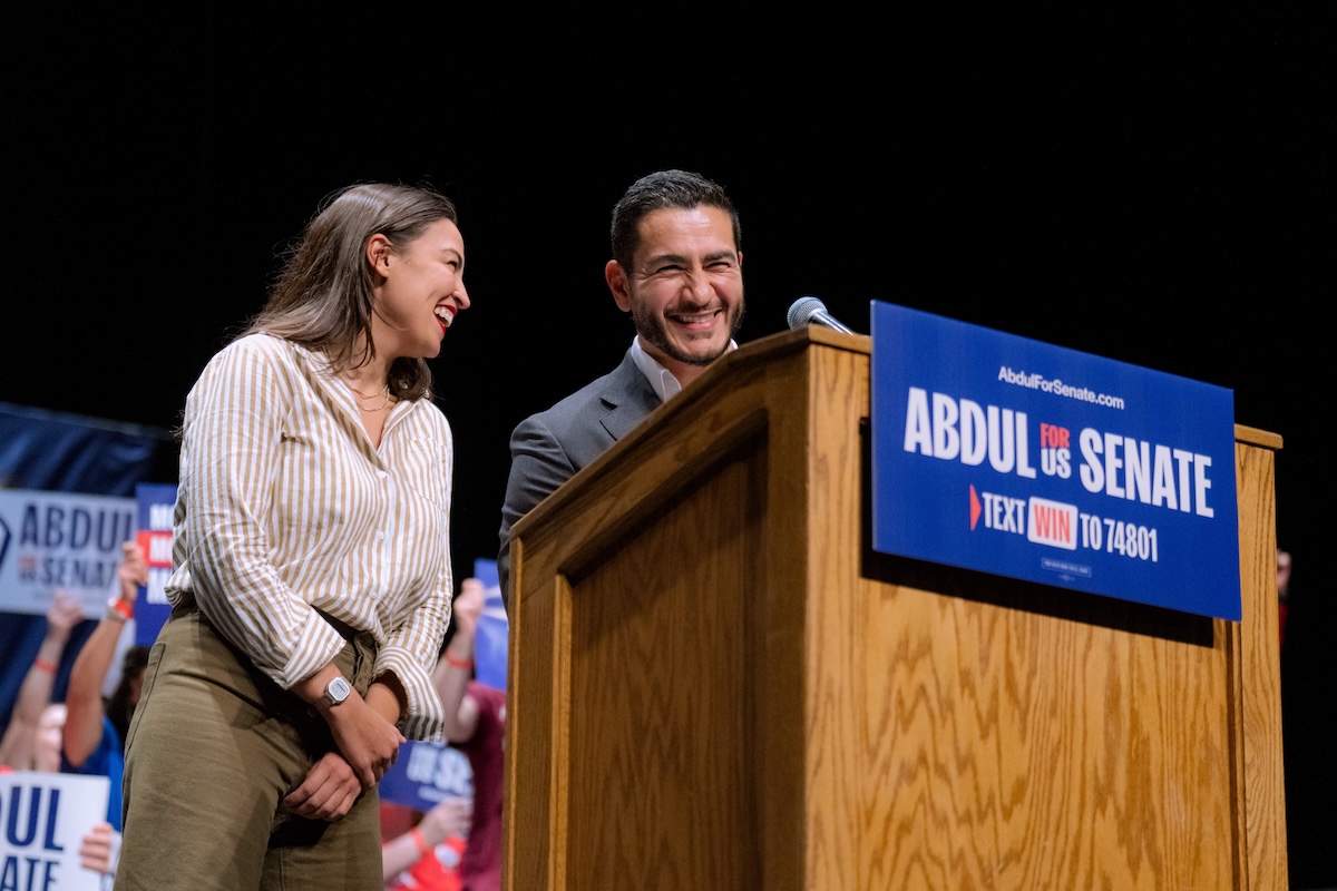 Alexandria Ocasio-Cortez e Abdul El-Sayed sorridono su un palco
