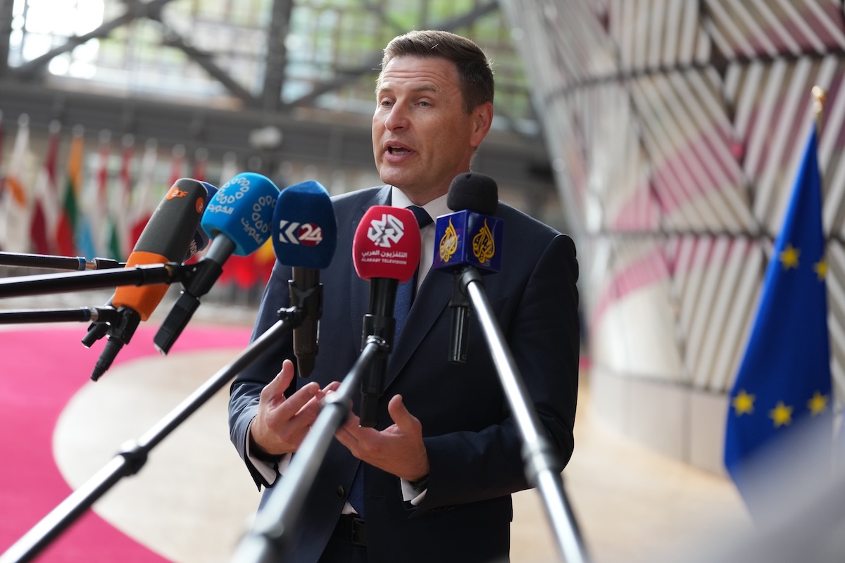 Il ministro della Difesa estone si è dimesso per uno scandalo sull’acquisto di materiale bellico difettoso per l’Ucraina