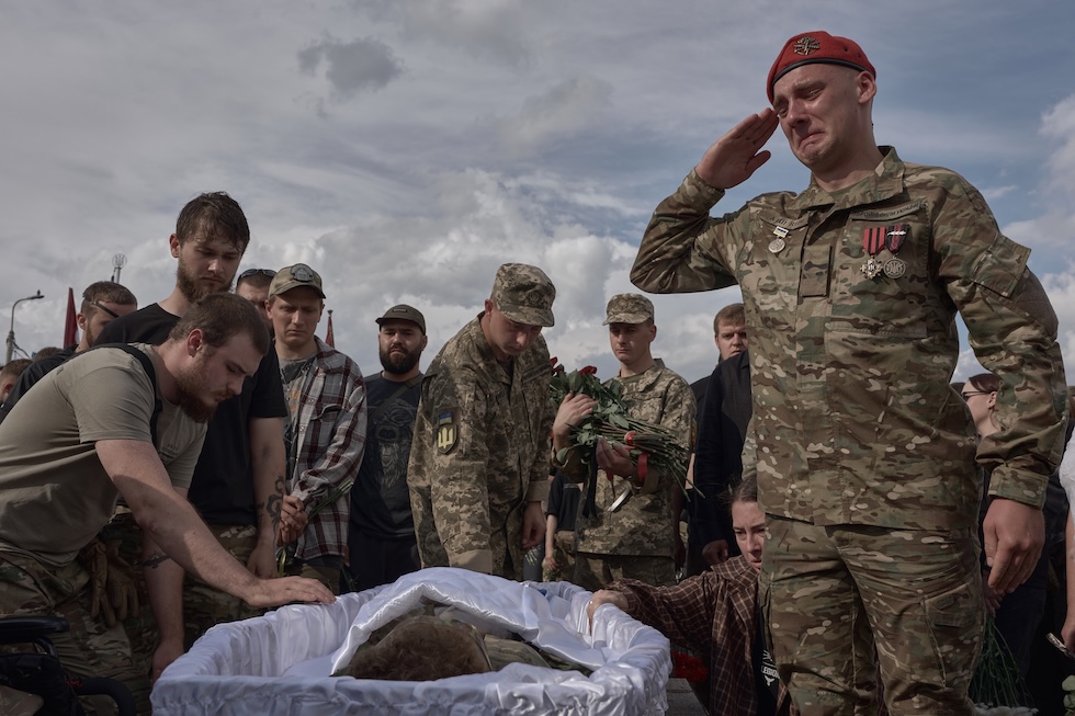 Parenti, amici e commilitoni al funerale del soldato ucraino Daniil Smirnov, morto in guerra a 21 anni, al cimitero di Lisove (Kostiantyn Liberov/Libkos/Getty Images)