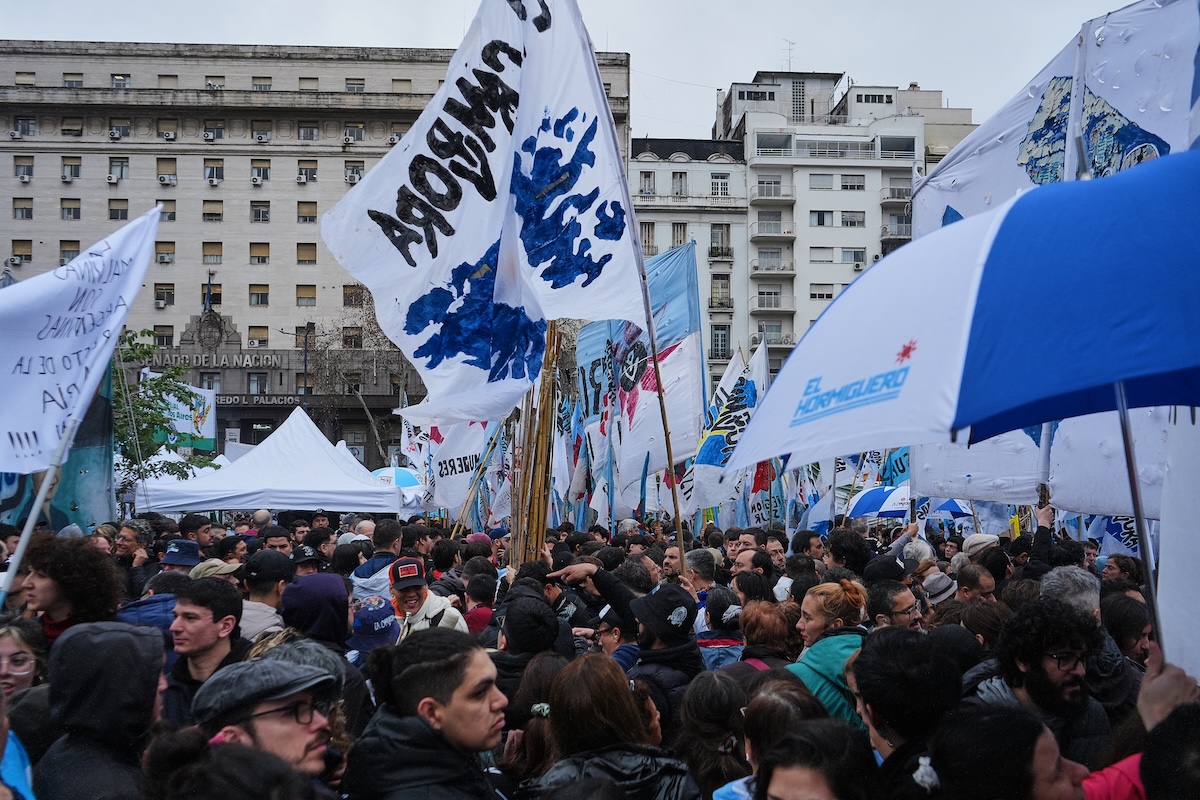 Una bandiera con la sagoma delle isole, durante una manifestazione del 6 agosto a Buenos Aires