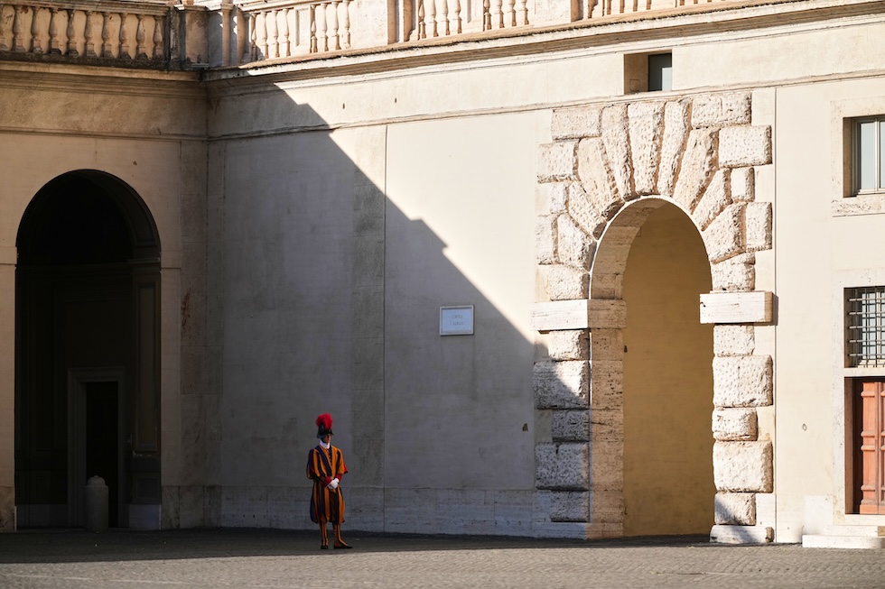 Una guardia svizzera nel cortile di San Damaso del Palazzo Pontificio (AP Photo/Andrew Medichini)