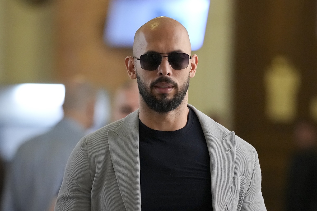 L’influencer Andrew Tate è stato incriminato in Romania per tratta di persone minorenni e riciclaggio di denaro