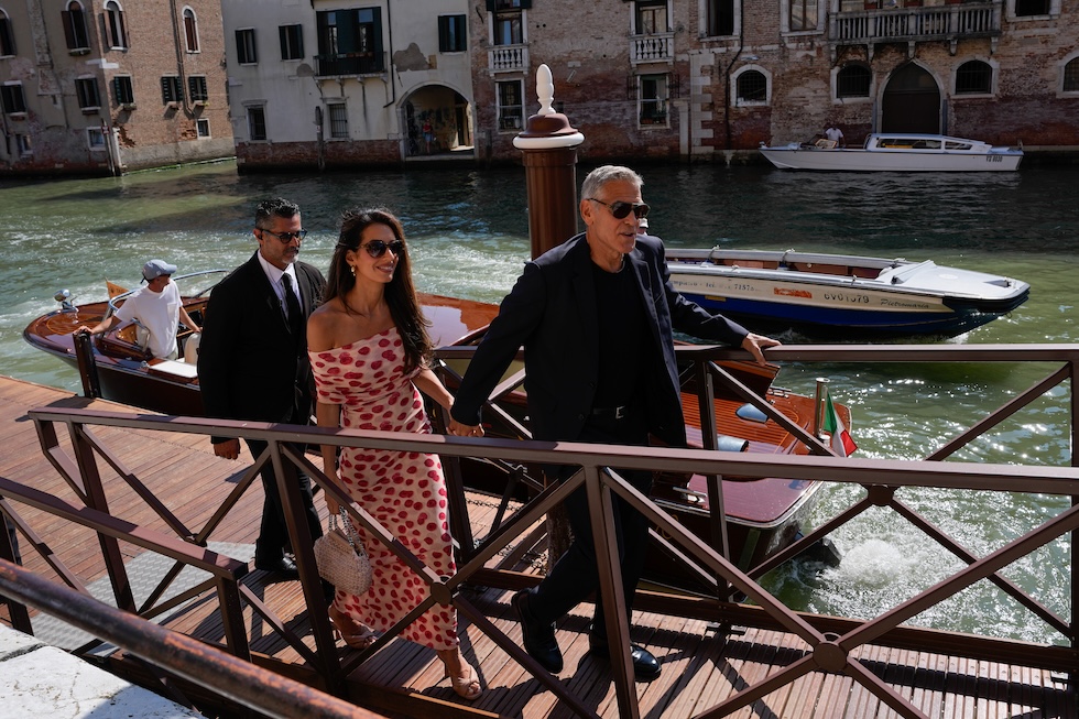 George Clooney e Amal Clooney arrivano all'evento "The Future of...Creativity" durante la Mostra del Cinema di Venezia (Alessandra Tarantino/Invision/AP)
