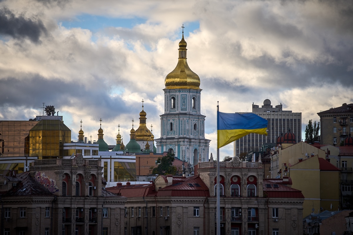 La Russia ha attaccato con un drone la sede dei servizi segreti ucraini a Kyiv: 9 persone sono ferite