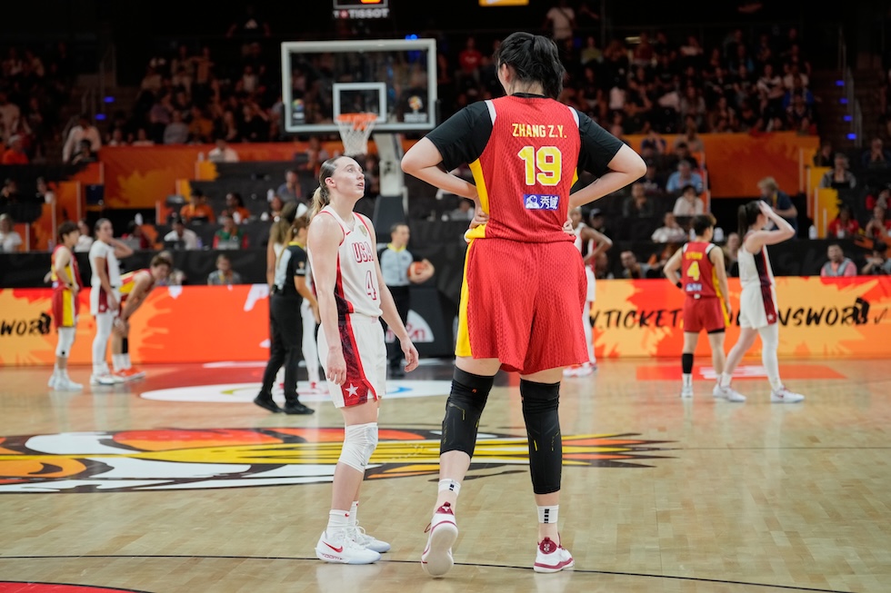 La cestista statunitenese Paige Bueckers parla con la cinese Zhang Ziyu durante la partita di Coppa del Mondo di basket femminile tra Cina e Stati Uniti (AP Photo/Ebrahim Noroozi)
