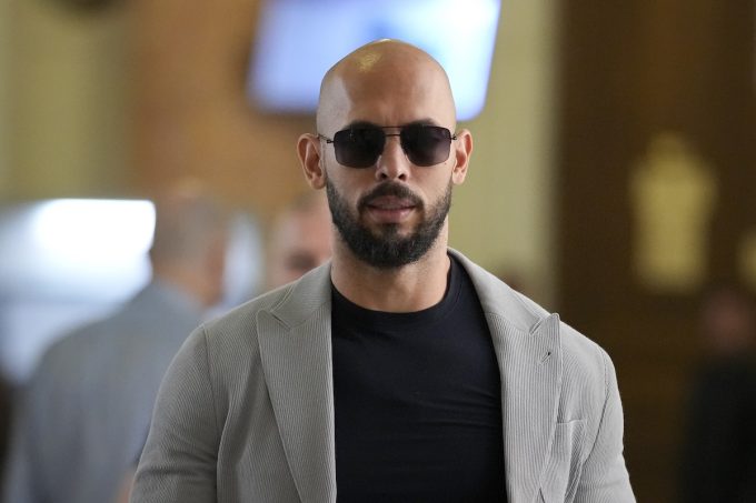 L’influencer Andrew Tate è stato incriminato in Romania per tratta di persone minorenni e riciclaggio di denaro