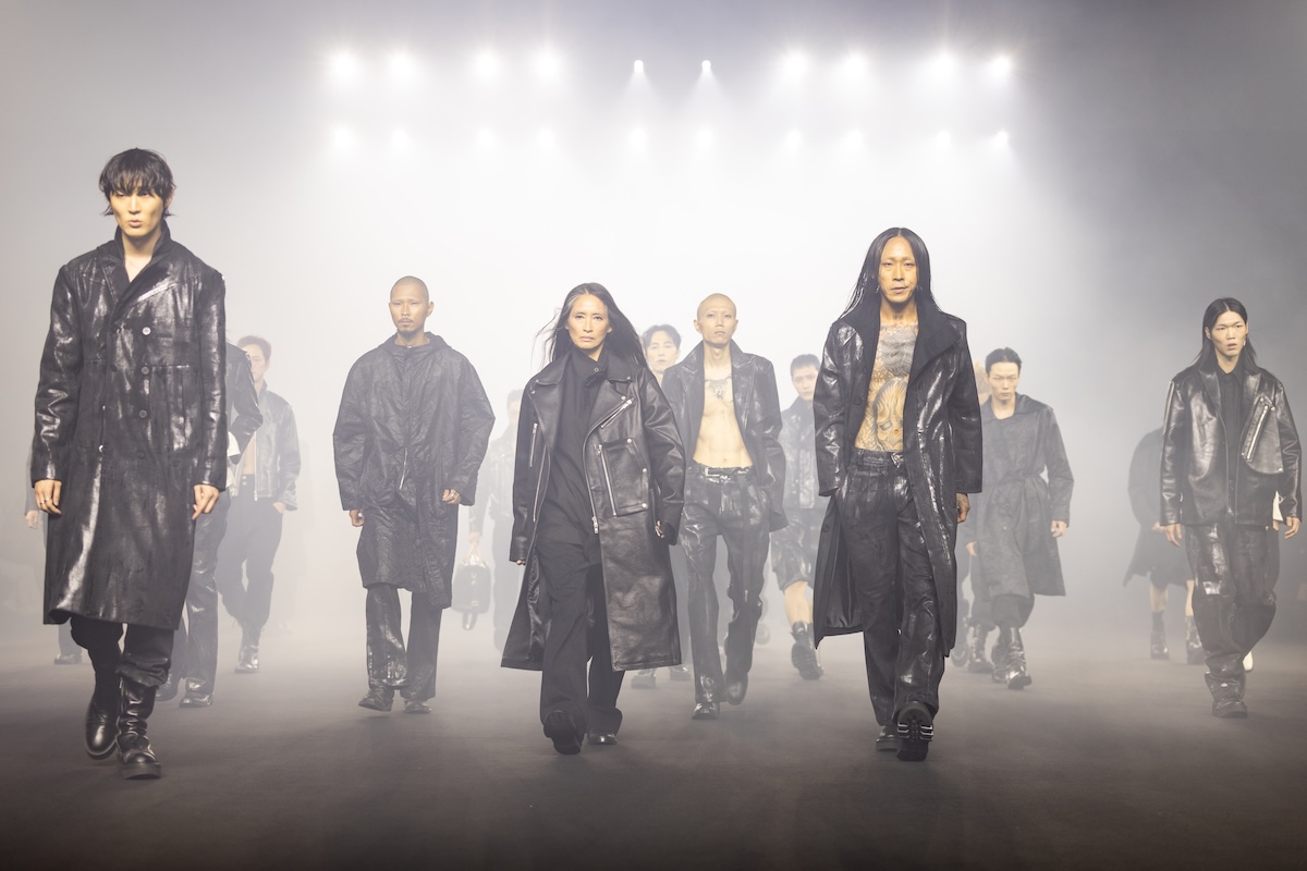 Un gruppo di modelli e modelle su una passerella durante la sfilata “Baroque” alla Seoul Fashion Week Primavera/Estate 2027 (Mohan Raj/Getty Images)
