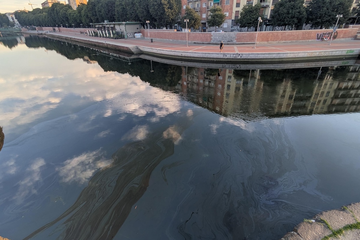 l8217enorme chiazza di gasolio nel naviglio grande di milano da Ilpost.it l8217enorme chiazza di gasolio nel naviglio grande di milano
