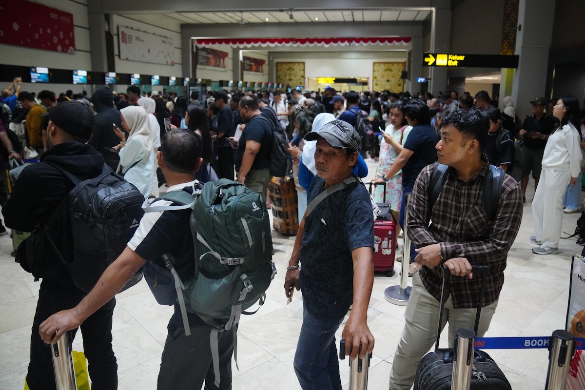 In Indonesia sono stati chiusi cinque aeroporti per l’eruzione di un vulcano