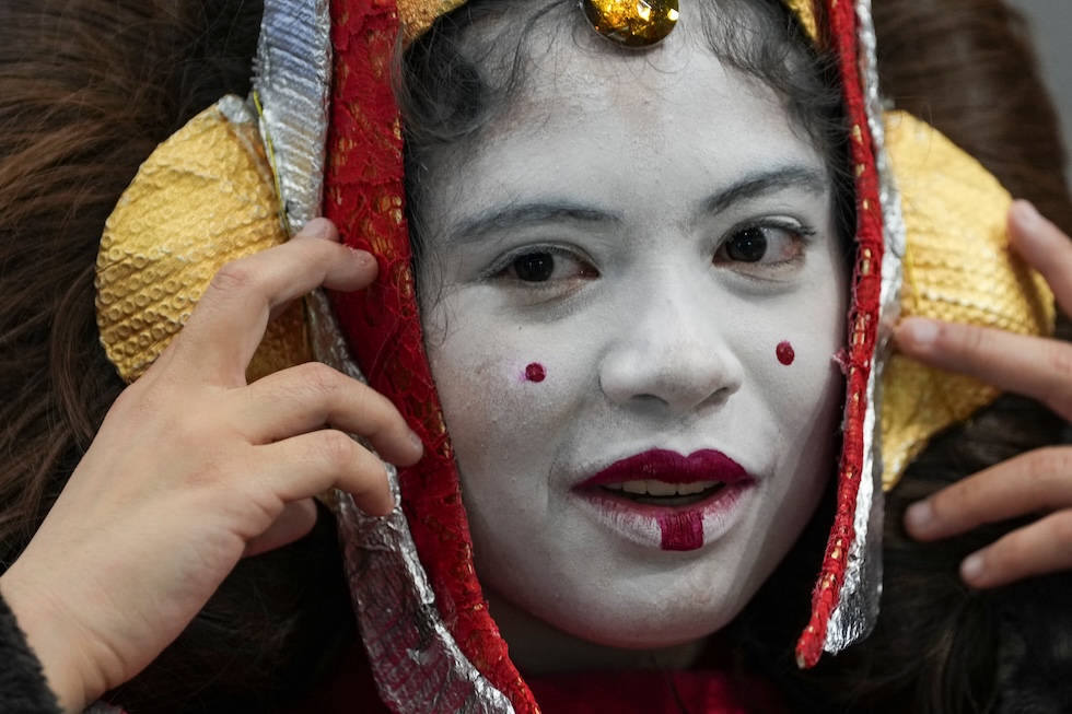 Una cosplayer vestita da regina Padmé Amidala di Star Wars alla convention del Comic-Con (AP Photo/Matias Delacroix)