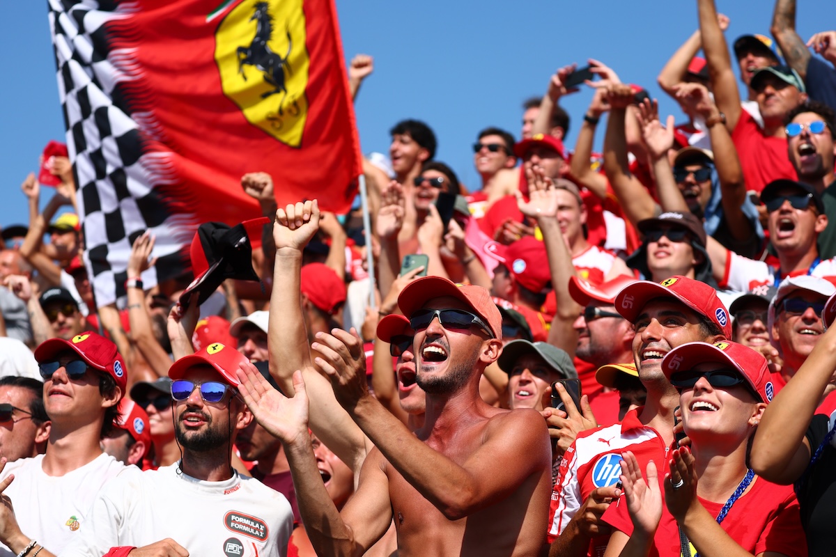 Leggi l'articolo: I tifosi della Ferrari in piedi per Kimi Antonelli, a Monza