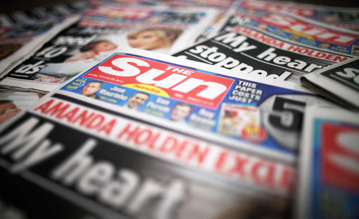Alcune copie del Sun in vendita in un supermercato