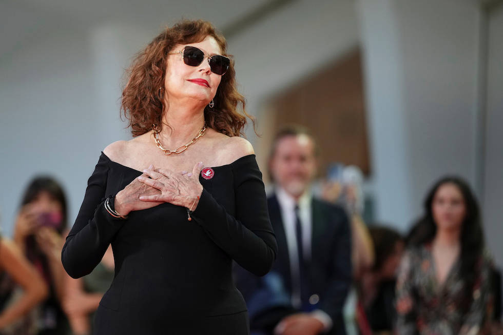 Susan Sarandon sul tappeto rosso per la prima del film The Echo Chamber alla 83esima edizione della Mostra del cinema di Venezia (Alessandra Tarantino/Invision/AP)