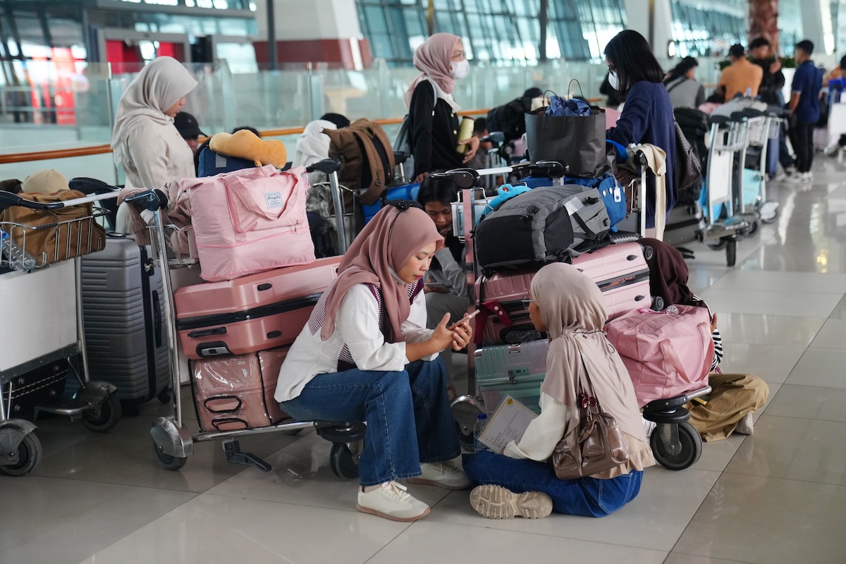 In Indonesia diversi aeroporti continuano a essere chiusi a causa dell’eruzione di un vulcano