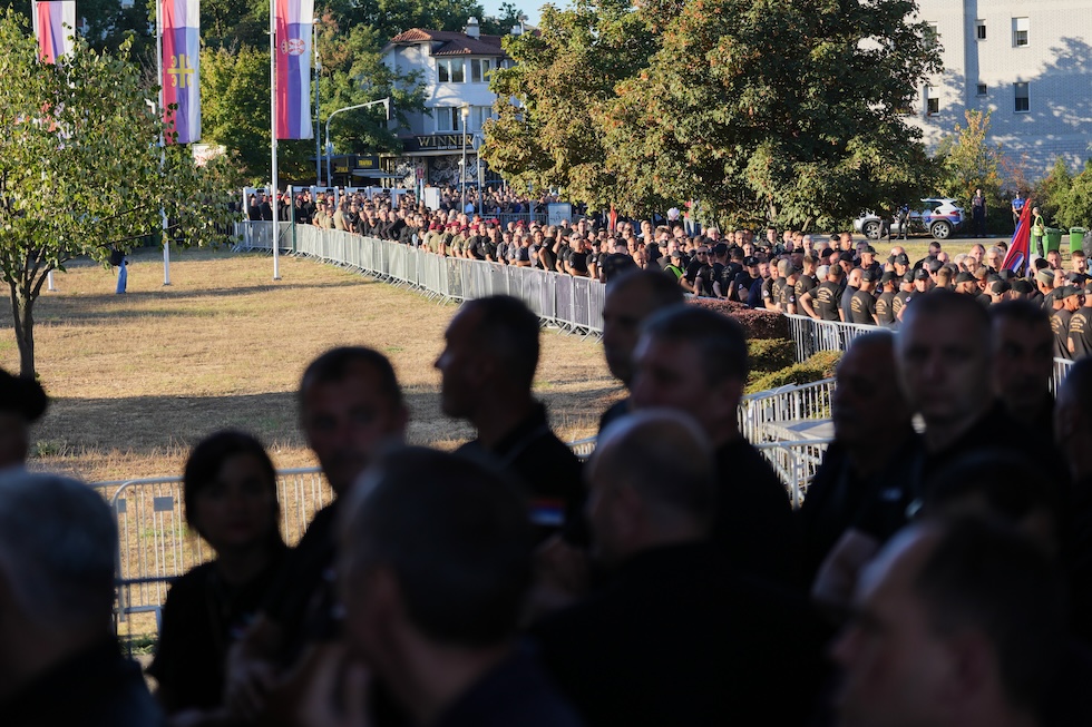 La coda di persone in fila per rendere omaggio all'ex comandante dell'esercito serbo-bosniaco Ratko Mladić, morto il 27 agosto mentre stava scontando una pena all’ergastolo dopo essere stato giudicato colpevole di crimini contro l’umanità e crimini di guerra, commessi durante la guerra in Bosnia Erzegovina(AP Photo/Darko Vojinovic)