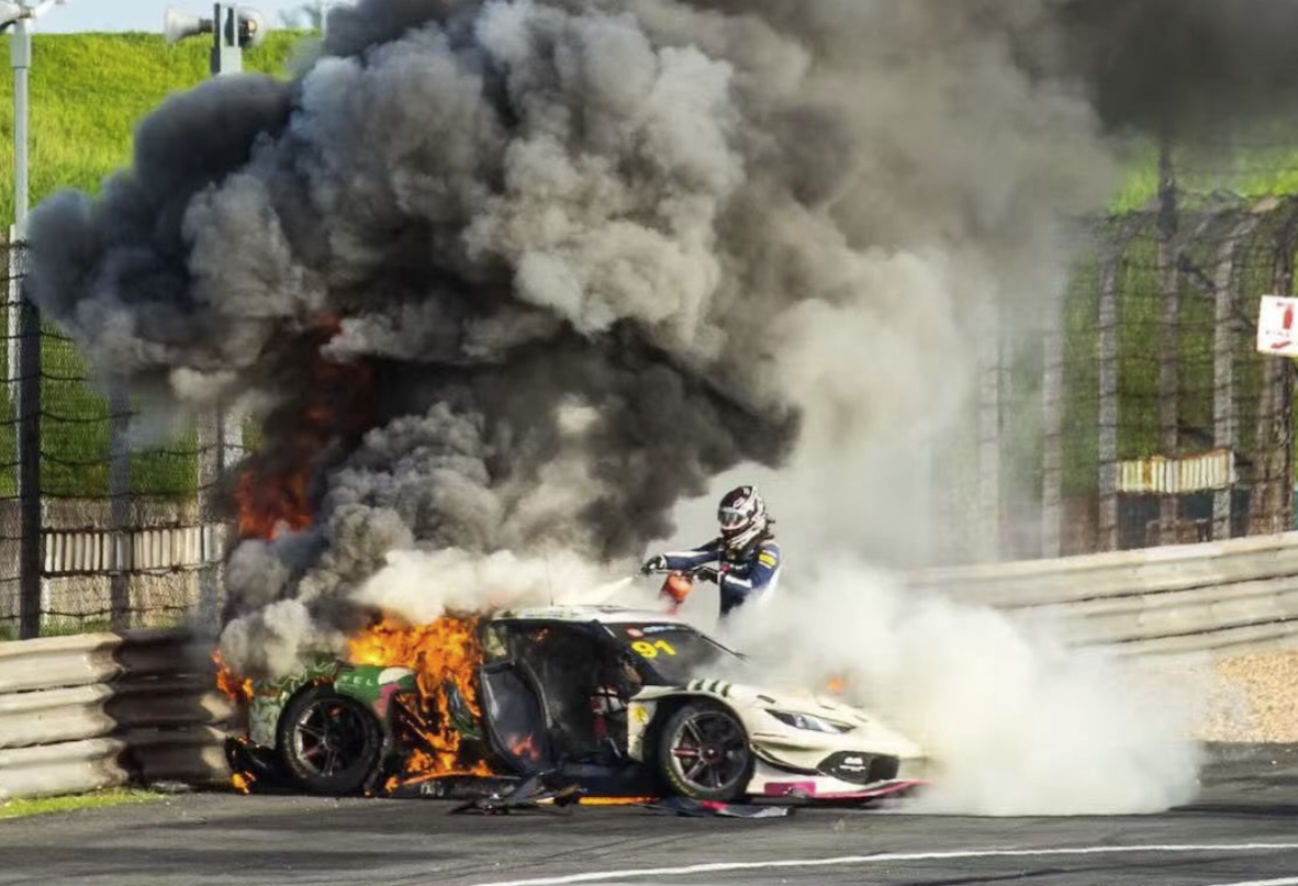 Leggi l'articolo: Il video del pilota di una gara automobilistica che tira fuori un altro pilota dalla sua auto in fiamme
